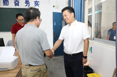濃濃尊師情 深深重教意 磐安縣領(lǐng)導(dǎo)開展教師節(jié)走訪慰問活動(dòng)