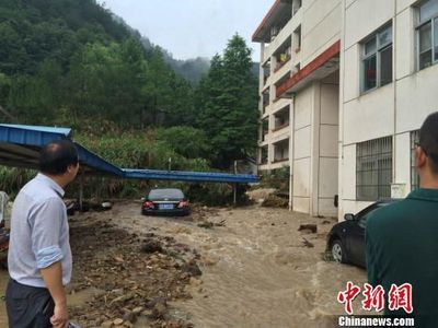浙江磐安遇暴雨街道變游泳池 學校食堂宿舍被淹_熱點關注_中國網四川頻道_網上四川_四川新聞