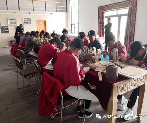 蘇尼特左旗綜合高級中學成功申請到 2019年全國大中專院校編譯出版蒙古文教材 民族工藝品制作技術 資格