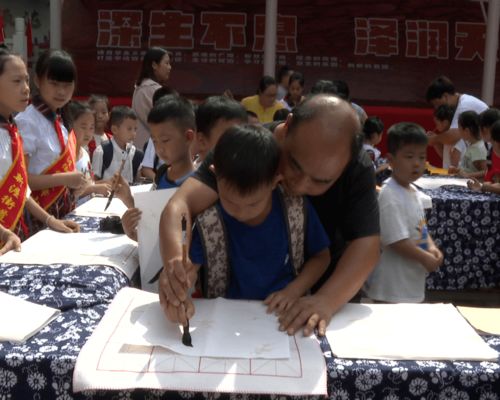 開(kāi)學(xué)第一天,磐安校園里上演這一幕幕...