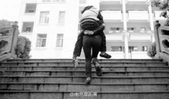 從幼兒園到高中 母親13年背癱瘓兒子上學